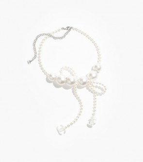 Lady's Chanel Necklace in Silver & Pearly White