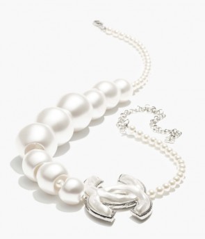 Lady's Chanel Necklace Silver & Pearly White