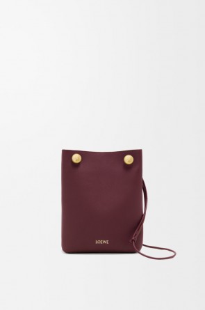 Lady's Loewe Pebble pouch in smooth calfskin