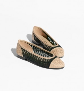 Lady's Chanel Ballet Flats in Raffia Black & Beige