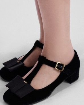 Lady's Prada Velvet Pumps Black